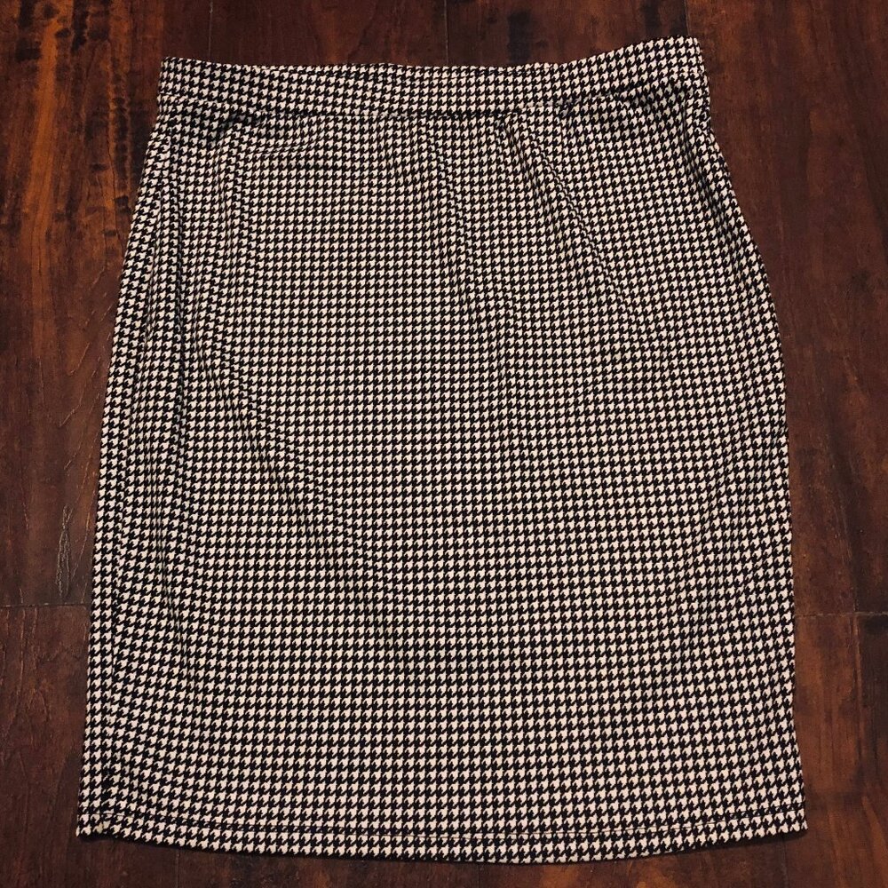 HOUNDSTOOTH SUPER SKINNY ABOVE THE KNEE PENCIL SKIRT.